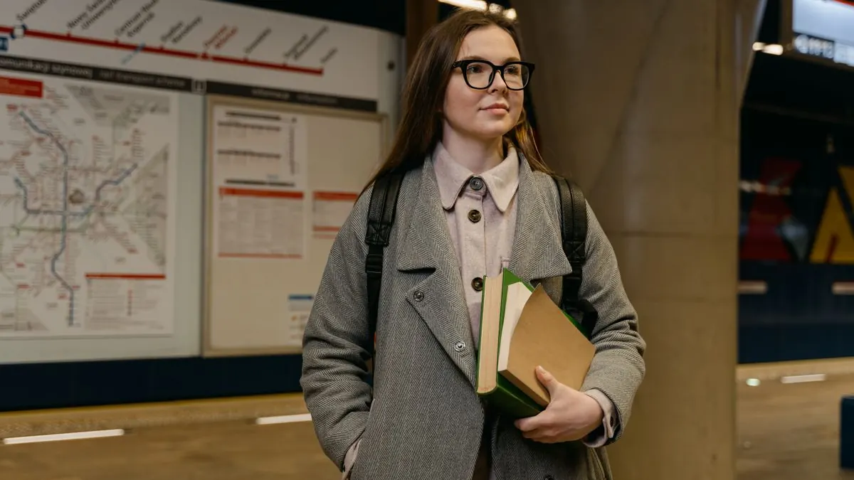 Žena s deskami stojí u informační mapy na nádraží