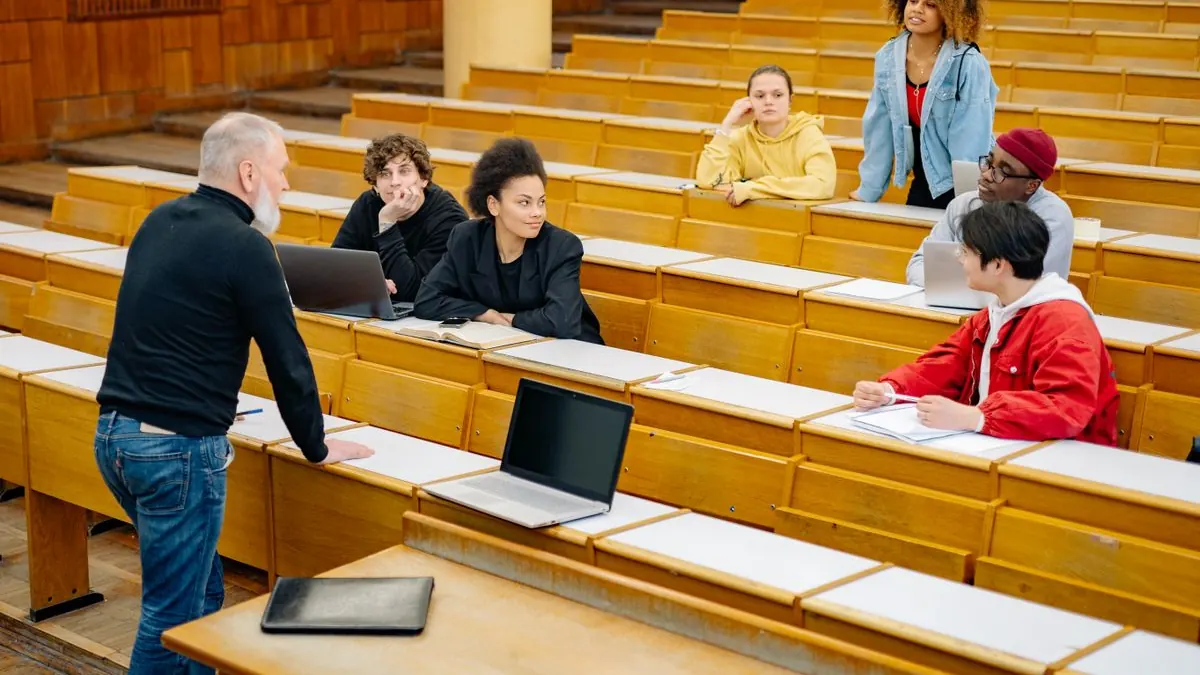 Přednáškový sál s několika studenty a lektorem