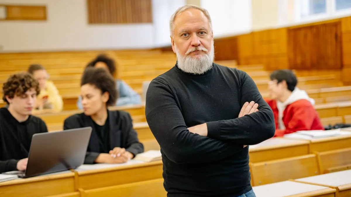 Lektor se sebevědomě dívá do kamery v sále