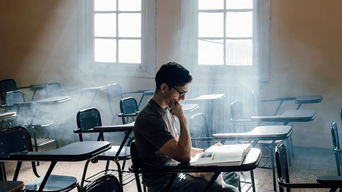 Student sám studuje v prázdné učebně