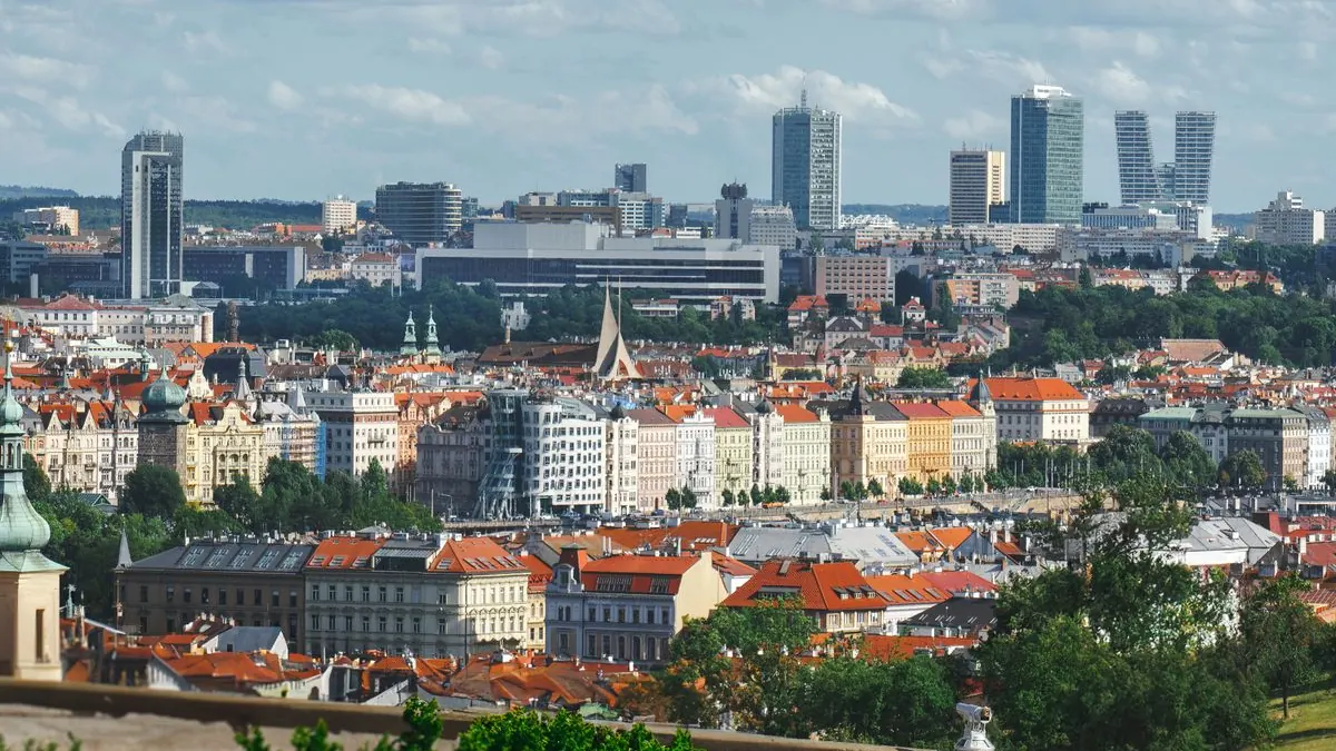 Panorama Prahy s věžemi za dne