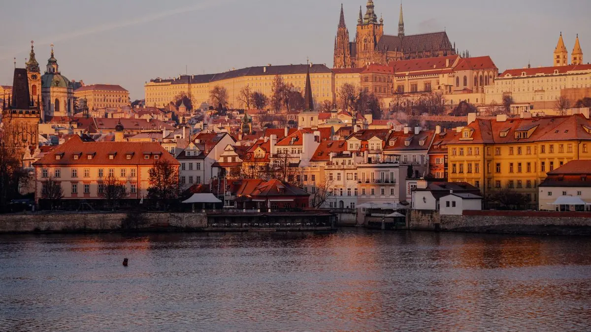 Pražský hrad nad řekou Vltavou