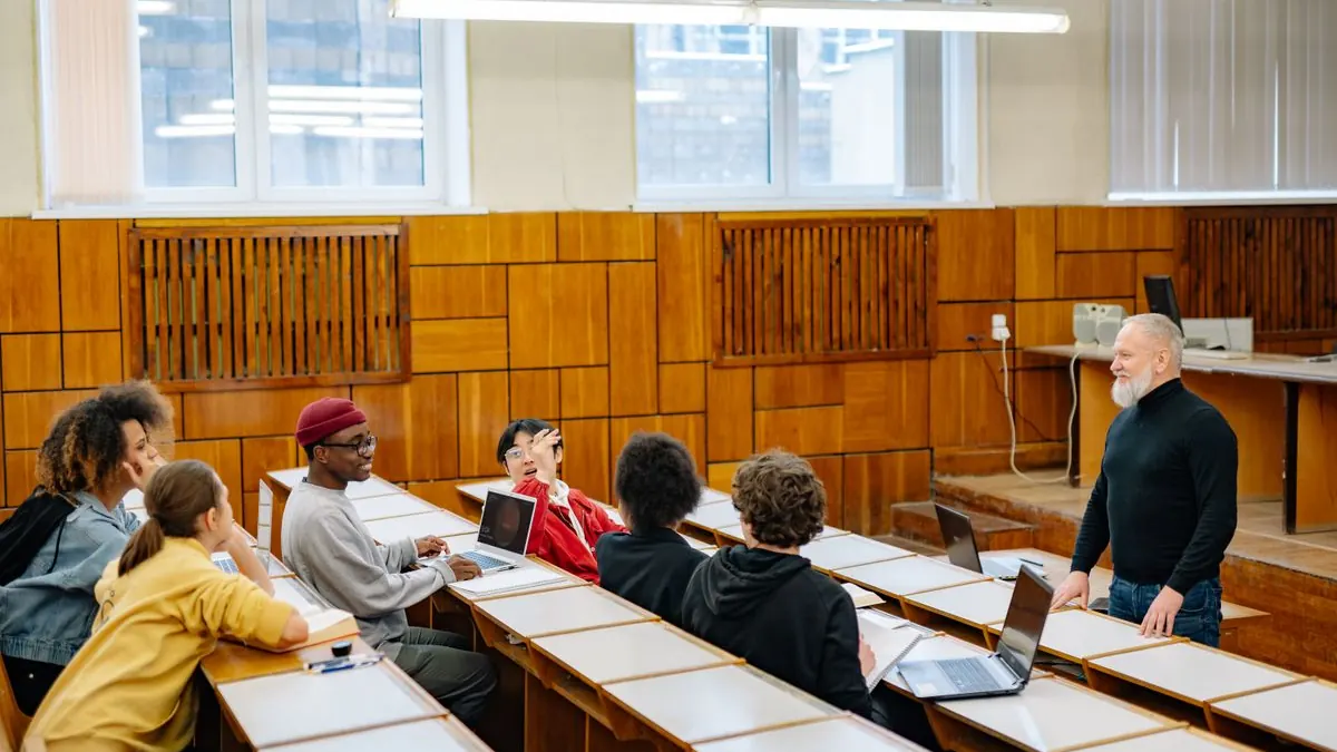 Přednáškový sál se studenty a lektorem