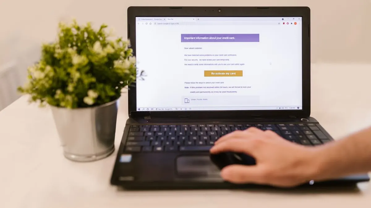 Notebook s otevřeným formulářem na stole u rostliny