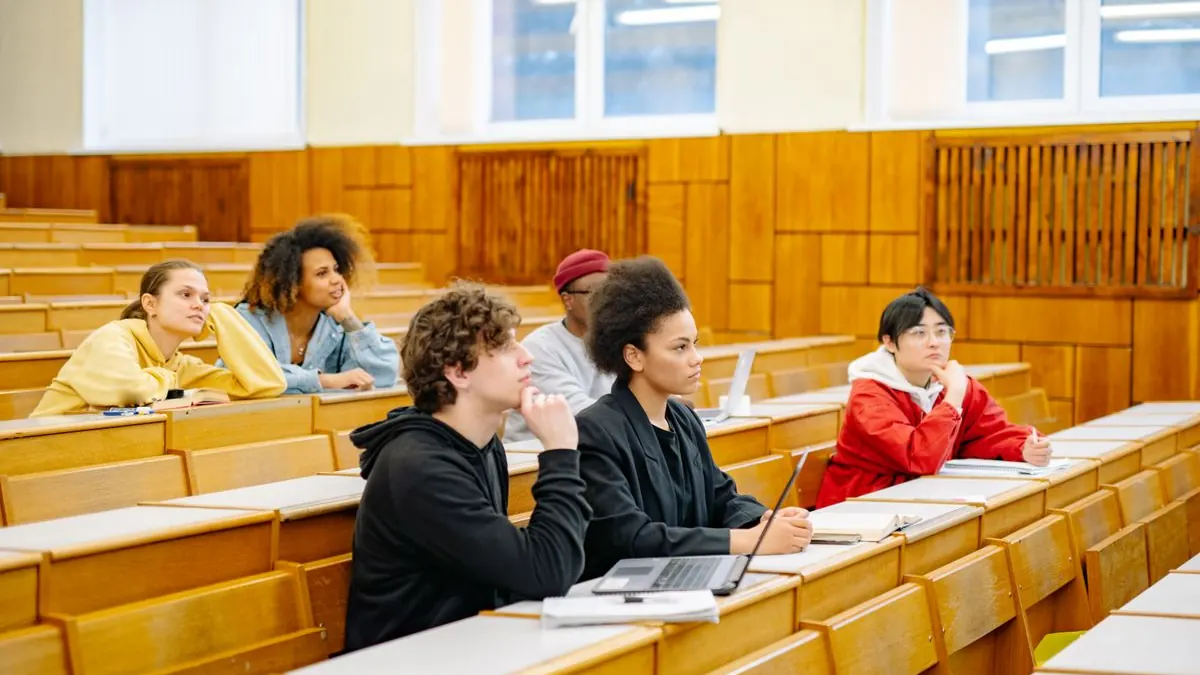 Studenti sledují přednášku v posluchárně