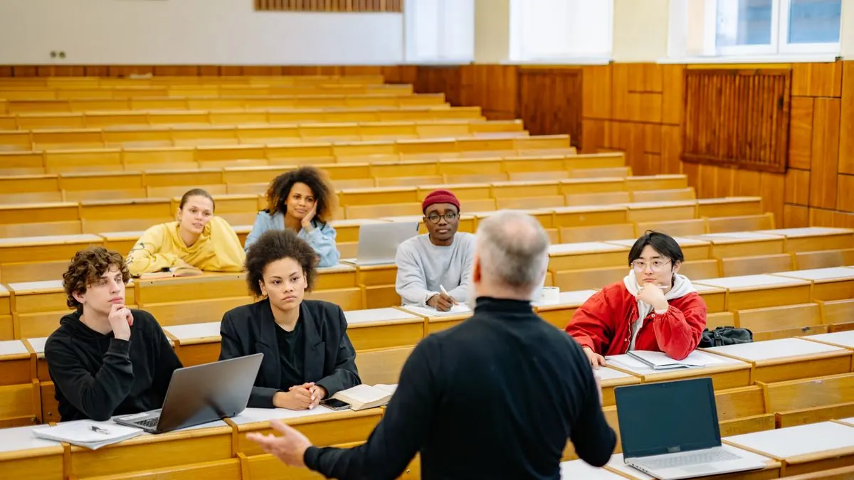 Vyučující vede přednášku studentům v posluchárně