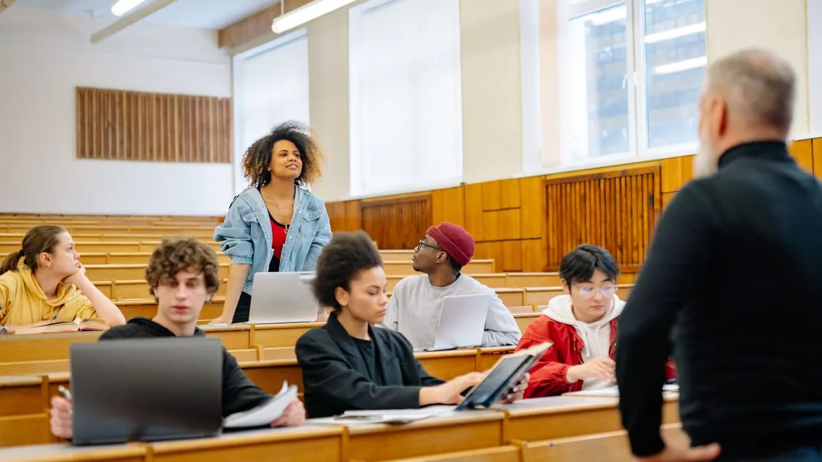 Studenti sledují přednášku v univerzitní aule