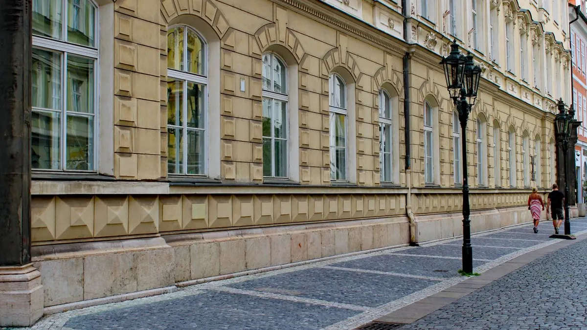 Historická budova s okny v centru Prahy